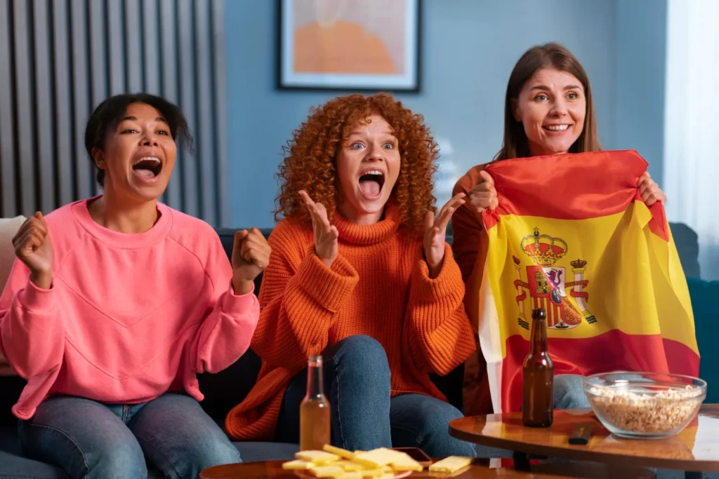 Disfruta del fútbol y los deportes con tu proveedor IPTV ModoSofa Tres amigas viendo deportes en casa con el mejor proveedor IPTV en España