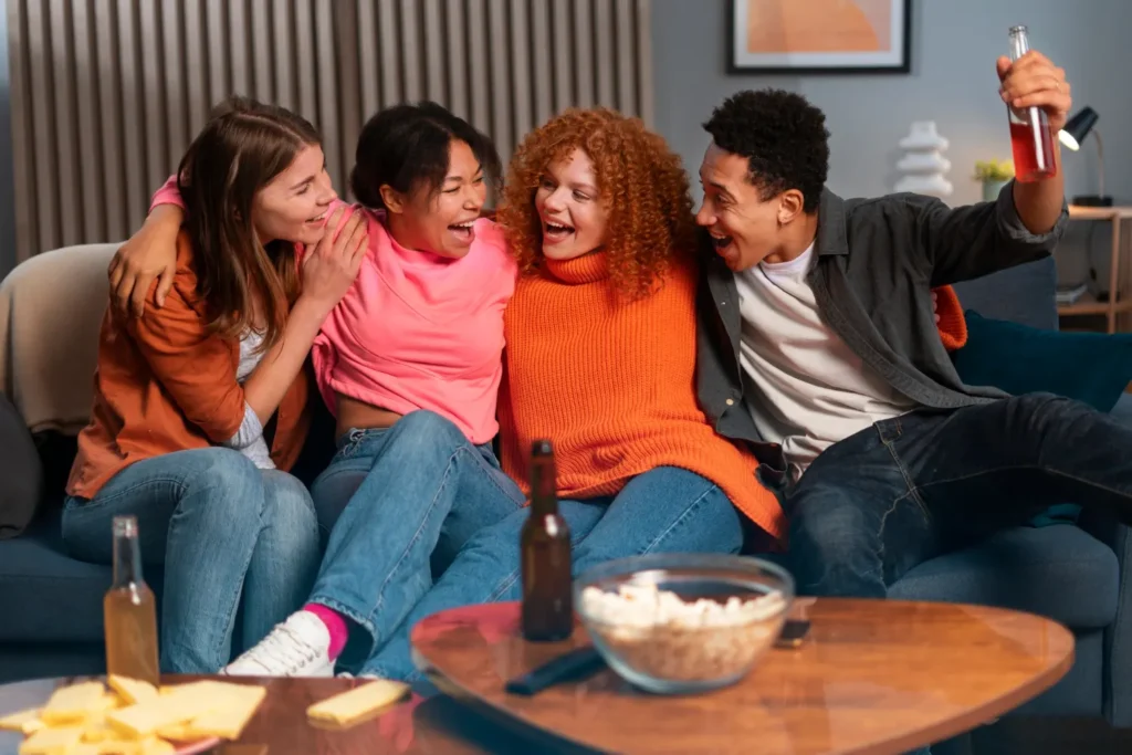 Amigos disfrutando juntos de su prueba IPTV gratis con ModoSofa