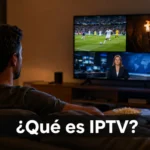 Hombre en el sofá viendo una pantalla dividida con fútbol, una película y noticias en directo a través de IPTV en España